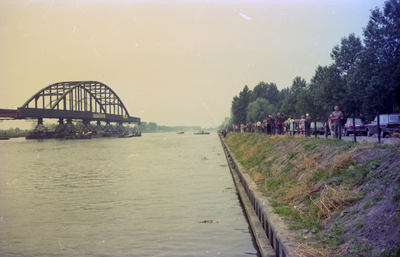 806637 Afbeelding van het transport van de oude Galecopperbrug over het Amsterdam-Rijnkanaal te Utrecht, teneinde ...